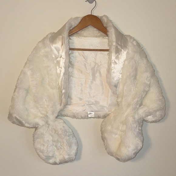Faux Fur Shawl Wrap Fall/Winter Bridal Shrug - Picture 2 of 9